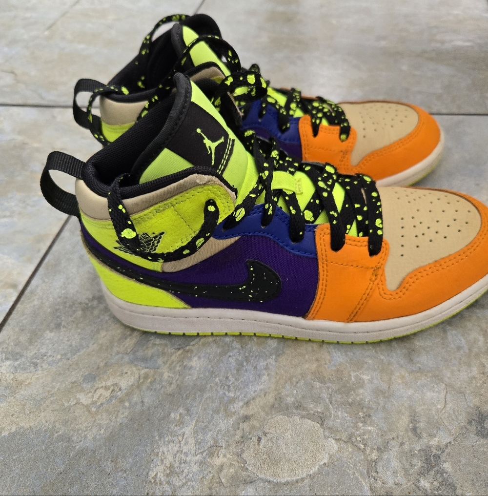 Air Jordan 1 Mid SE Boys' Shoes - Picture 2 of 10